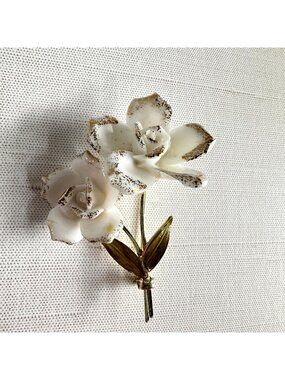 Vintage Coro Signed White Flower Brooch With Gold-Tone Leaves & Enameled Accents